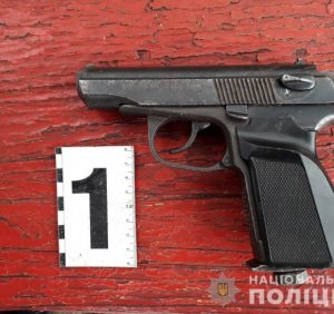 На Рахівщині поліція розкрила розбійний напад: вилучено зброю, наркотики, автомобілі