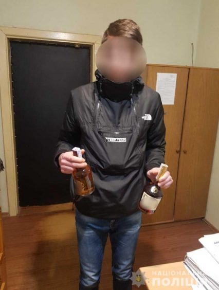 У Берегові крадій «заправився» на АЗС елітним алкоголем