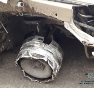 Ужгородом роз’їжджав на авто без колеса та з пошкодженою фарою п’яний водій без документів