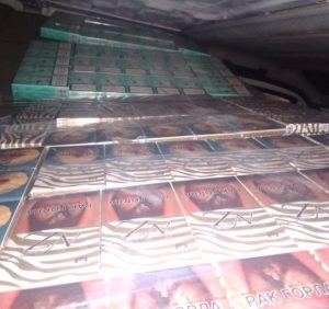 В мікроавтобусі львів’янина прикордонники виявили сховок з цигарками (фото)