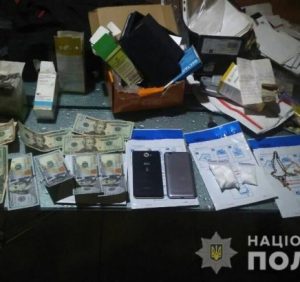 Поліція проводить обшуки за місцем проживання фігурантів наркозлочинів у Хусті (фото, відео)
