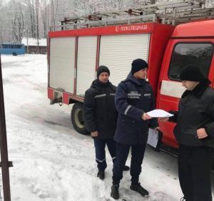 Новорічні свята без неприємностей, або як рятувальники мешканців Закарпаття навчають