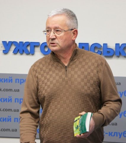 Закарпатський поет Василь Кухта видав нову збірку, де вірші 25-ма мовами