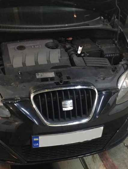 Закарпатські митники в автомобілі «SEAT» знайшли приховані цигарки (фото)