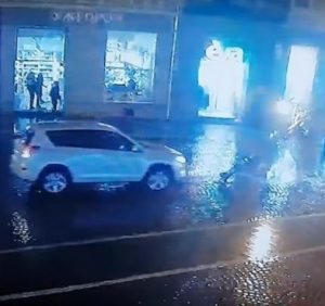 В Ужгороді чиновник збив на площі Петефі новий ліхтар і втік (відео)