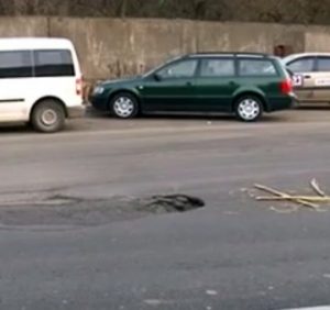 Асфальт провалився: щойно відремонтована вулиця Шумна в Ужгороді вже руйнується (ВІДЕО)