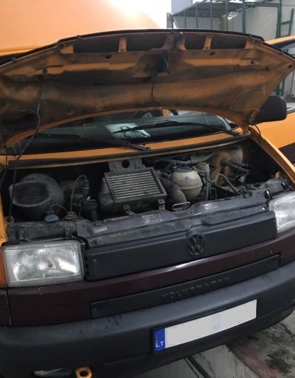 Прикордонники не пропустили цигарки в Європу і конфіскували два мікроавтобуса (фото)