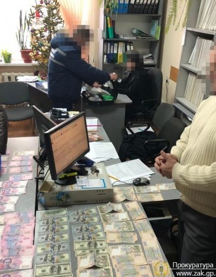 На Міжгірщині прокуратура викрила провідного фахівця центру зайнятості при отриманні хабаря