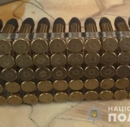 Закарпатець знайшов патрони і штик-ніж на смітнику і пішов у кафе