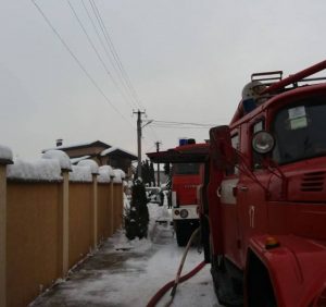 Мукачівські вогнеборці ліквідували пожежу в гаражі та врятували житловий будинок