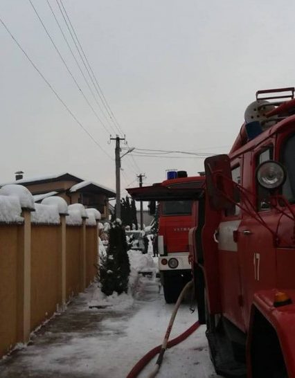 Мукачівські вогнеборці ліквідували пожежу в гаражі та врятували житловий будинок