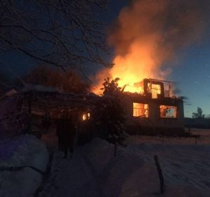 На Іршавщині на пожежі будинку ледь не згоріли його власники