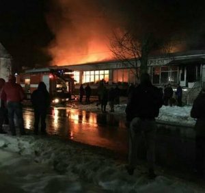 У Виноградівському районі вогонь знищив магазин будівельних матеріалів (фото)
