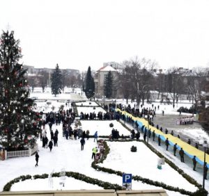 У День Соборності України закарпатці сполучили береги Ужа стометровим жовто-блакитним стягом