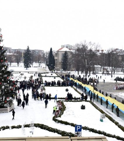У День Соборності України закарпатці сполучили береги Ужа стометровим жовто-блакитним стягом