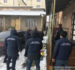 Поліція затримала посадовця Тячівської райради за вимагання 21 тисячі доларів США хабара