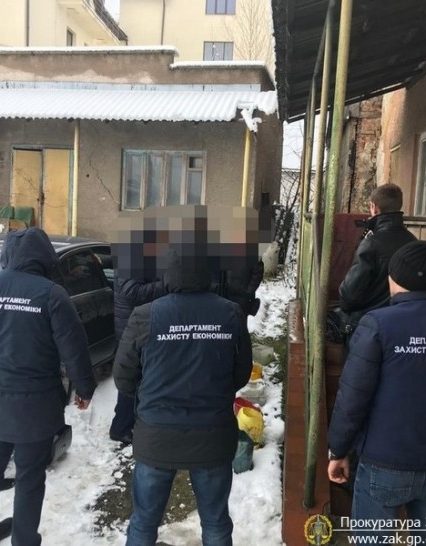 Поліція затримала посадовця Тячівської райради за вимагання 21 тисячі доларів США хабара