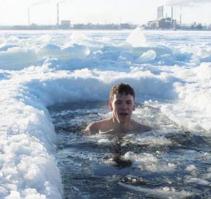 Моржування як стиль життя. Поради лікаря (ВІДЕО)
