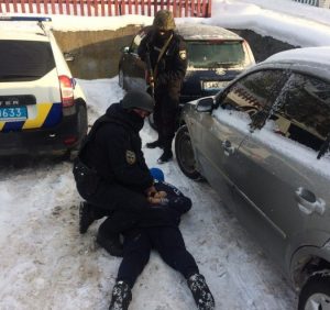 На Тячівщині поліція виявила у фігуранта кримінального провадження кастет і балаклаву