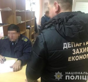 Поліція Закарпаття викрила двох митників, що сприяли контрабанді товарів до Євросоюзу