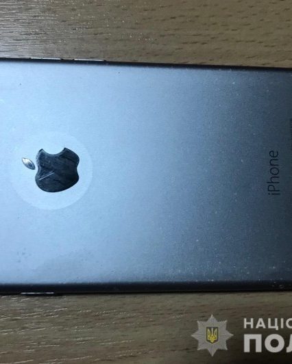 43-річна мукачівка викрала iPhone і подарувала своєму чоловіку
