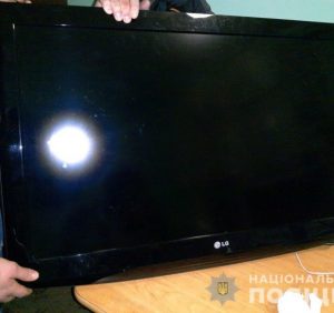 Закарпатець викрав телевізор з фойє готелю і продавав його на вулиці