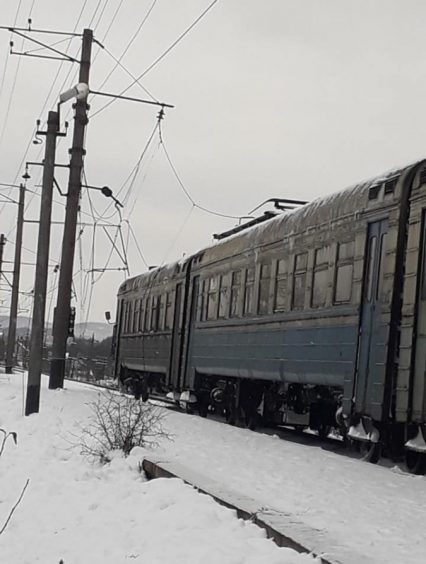 На Закарпатті приміську електричку вразило високовольтним струмом (фото)