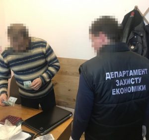 В Ужгороді затримано завідувача сектору Закарпатського НДЕКЦ МВС України при отриманні 250 доларів хабара