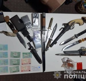 Правоохоронці вилучили в жителя Ужгородщини зброю, вибухівку та наркотики