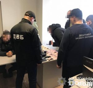 На Закарпатті поліція затримала судового експерта на хабарі (фото)