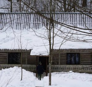 Двері понад 100-та хатинок закарпатських лісівників готові прийняти заблукалих туристів