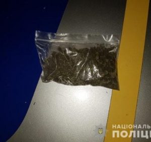 Поліція Берегівщини зупинила на вулиці перехожого і вилучила від нього наркотики