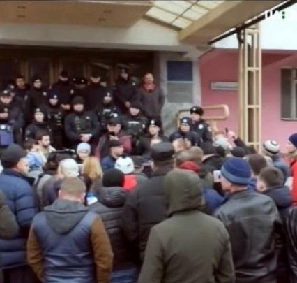 В Ужгороді водії вийшли на мітинг під стіни будівлі Служби автодоріг Закарпаття (відео)