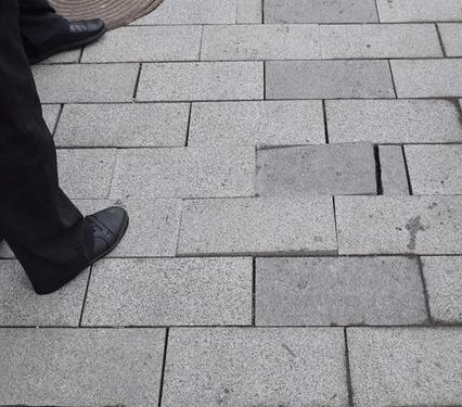 Міська влада продовжує лізти з примітивною бруківкою в історичну зону Ужгорода