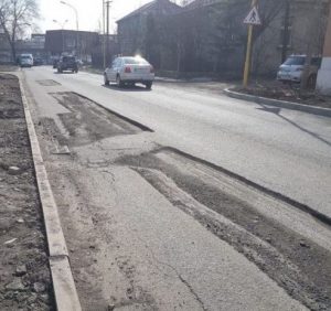Вулицю Шумну в Ужгороді не поспішають відновлювати після багатомільйонного ремонту (фото, відео)