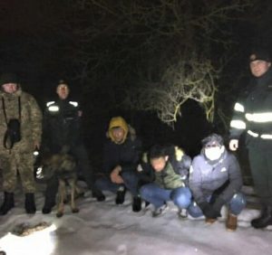 Неподалік Ужгорода прикордонники затримали групу нелегалів