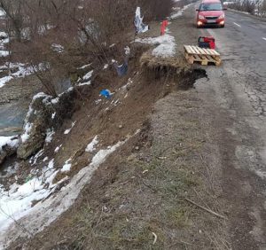 На дорозі «Перечин – Свалява» зсув пошкодив частину узбіччя та асфальтного покриття