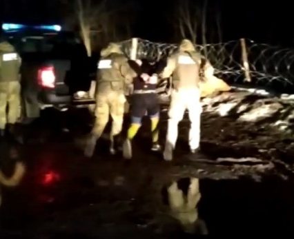 Двох «водолазів» прикордонники затримали на березі Тиси після попереджувальних пострілів (відео)