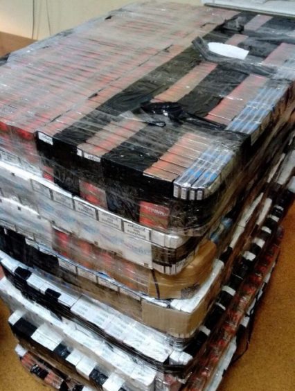 Велику партію контрабандних цигарок виявили прикордонники у вантажному потягу