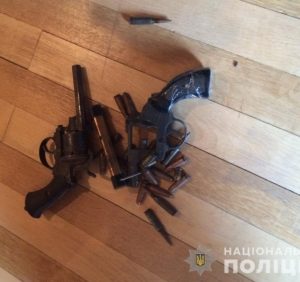 Поліцейські Мукачівщини вилучили в чоловіка зброю та боєприпаси
