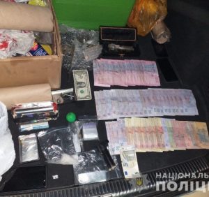 Поліцейські Ужгородщини за фактом збуту наркотичних речовин розпочали слідство