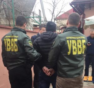 Закарпатець намагався підкупити прикордонника для незаконного переміщення цигарок через кордон