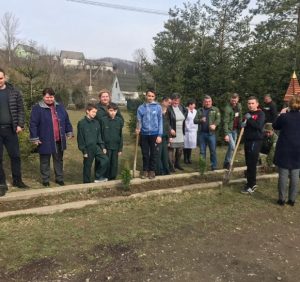 Лісівники Тячівського держлісгоспу разом із школярами заклали алею туї