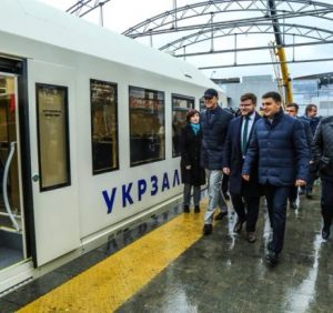 “Укрзалізниця” на межі розвалу: 92% пасажирських вагонів скоро підуть на звалище