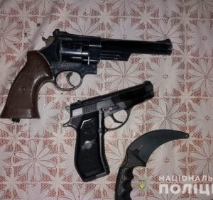 Під час обшуку в оселі судимого закарпатця знайшли пістолет і револьвер