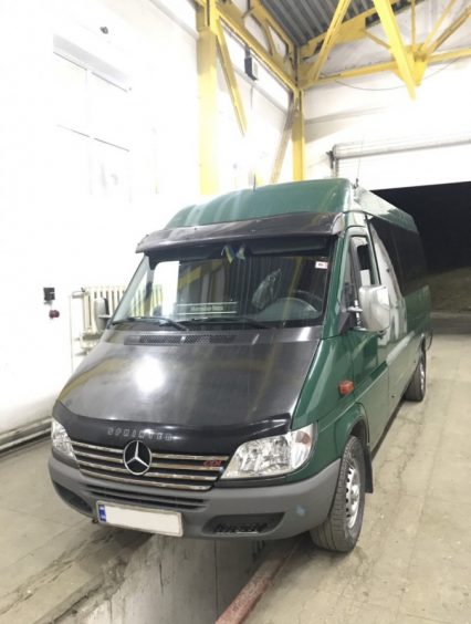 Закарпатські митники вилучили «MERCEDES SPRINTER» запакований контрабандою