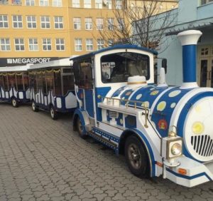 Технічно несправний дитячий паровозик забруднює площу Театральну в Ужгороді