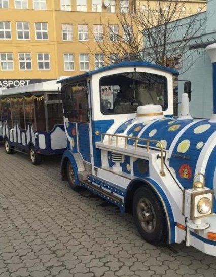 Технічно несправний дитячий паровозик забруднює площу Театральну в Ужгороді