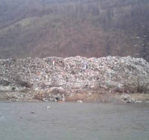 Величезне стихійне сміттєзвалище на березі Тиси показали в соцмережах
