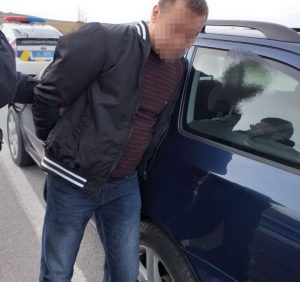 Поліцейські Ужгородщини затримали водія-втікача, який збив жінку і вчинив ряд ДТП (відео)